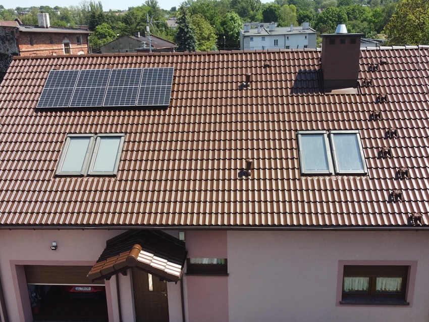 dach z fotowoltaiką