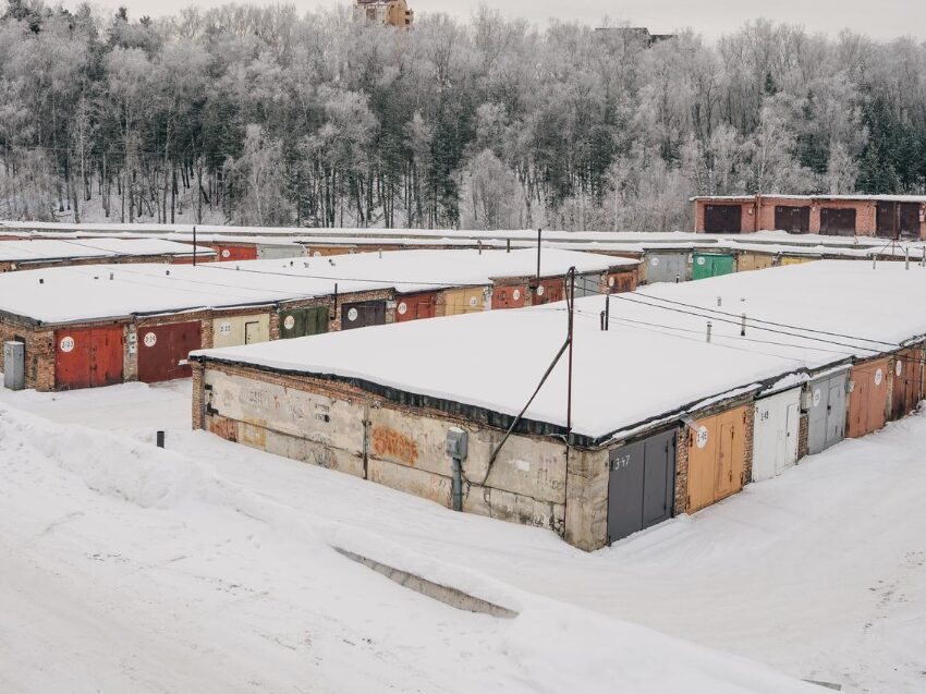 śniega na dachu garaży