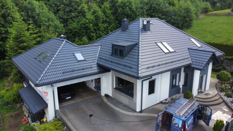 pomalowana dachówka betonowa dom wielospadowy
