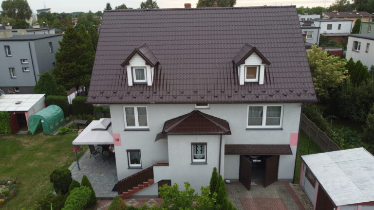 malowanie dachu z blachodachówki na kolor brąz czekolada
