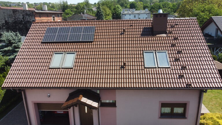 malowanie dachu dachówki betonowej kolor brązowy czekoladowy