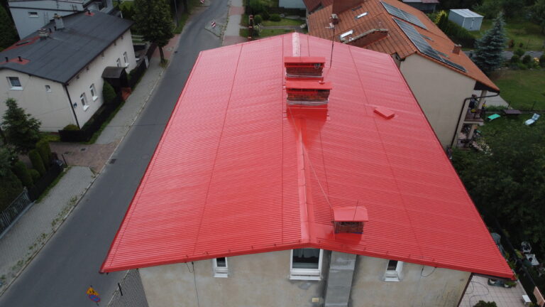 malowanie dachu blachy trapezowej na kolor czerwony