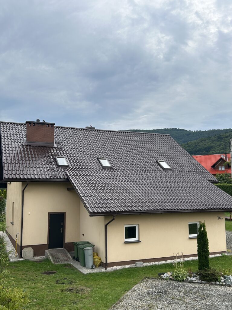 malowanie dachu z blachodachówki w bystra kolor brąz czekolada