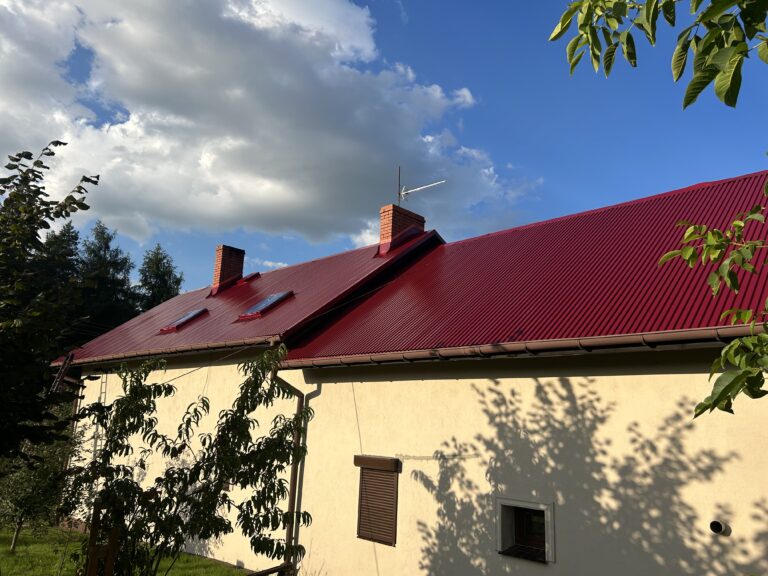 malowanie dachu z blachy trapezowej na kolor czerwony wiśniowy