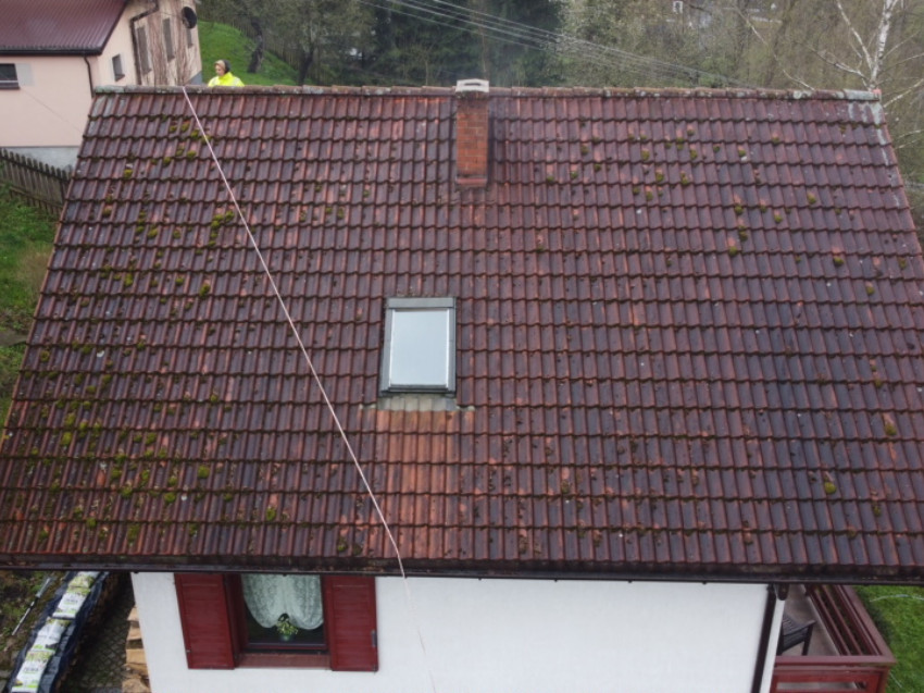 Dach z dachówki przed malowaniem